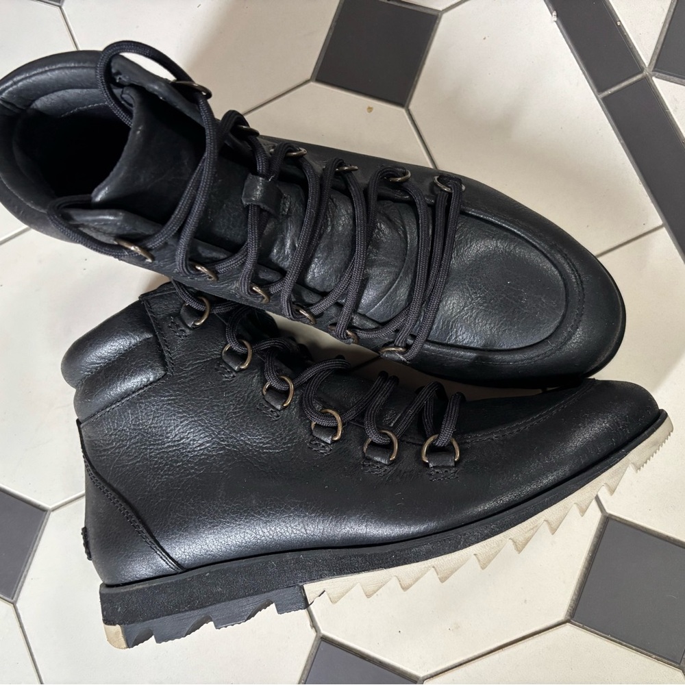 Sorel Black Leather Winter Boots